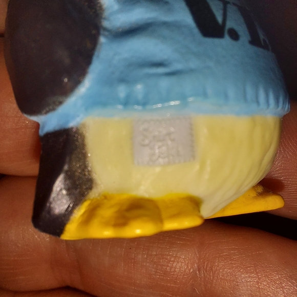 Vintage Hallmark Shirt Tales Penguin VIP Pin Back Lapel Hat Pin VTG GUC - Picture 7 of 8